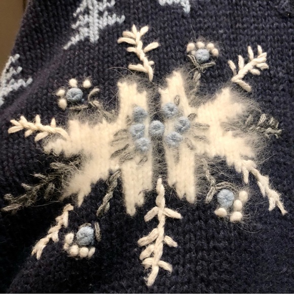 Vintage Sweater with intricate stitching and fuzzy snowflakes ❄️ - Picture 2 of 5